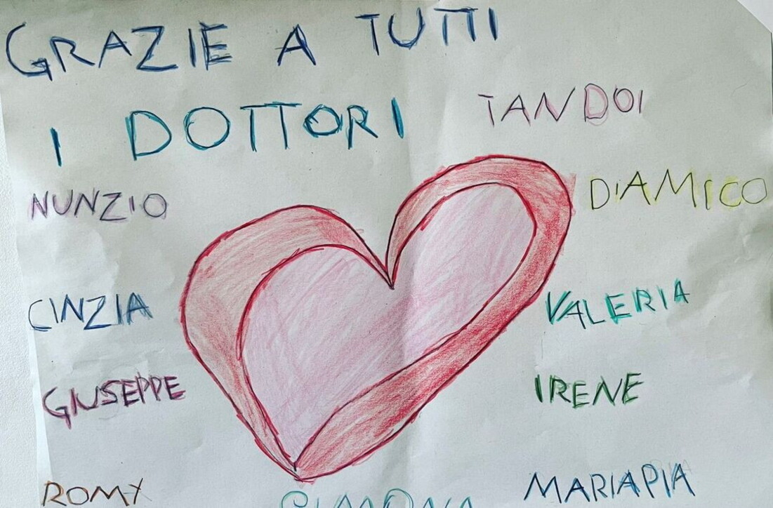 Salvata in extremis in ospedale dopo un intervento chirurgico, bambina di 5 anni ringrazia medici e infermieri con due disegni