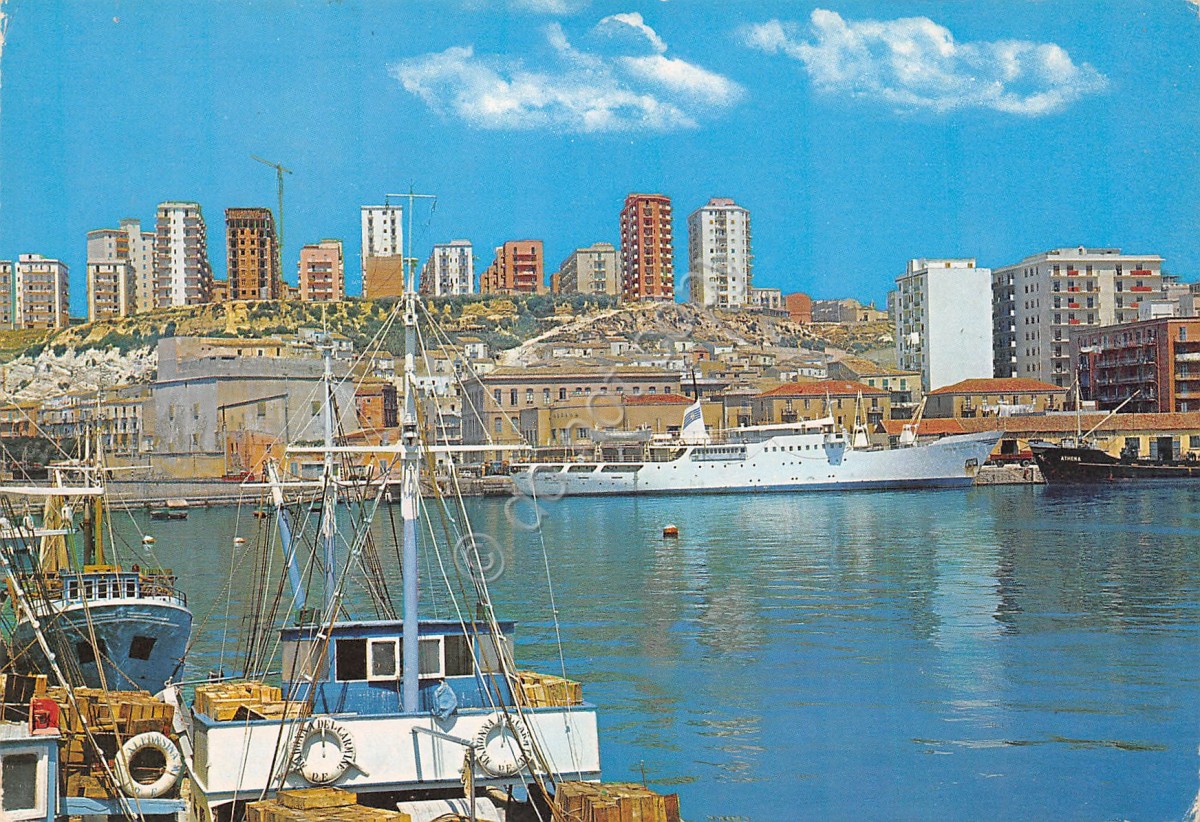 Migranti: ressa per il pasto a Porto Empedocle, alcuni scappano