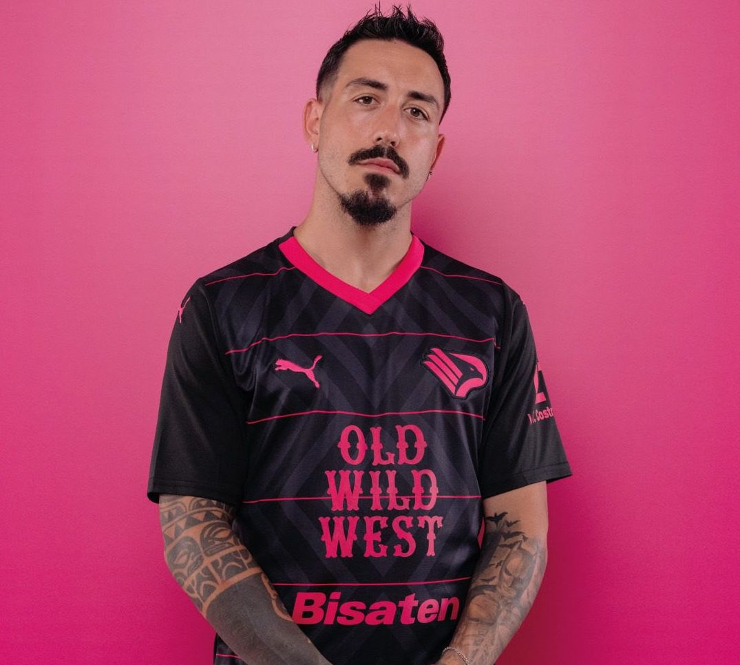 Seconda maglia del Palermo con nero e magenta, nella 3^ l’azzurro City