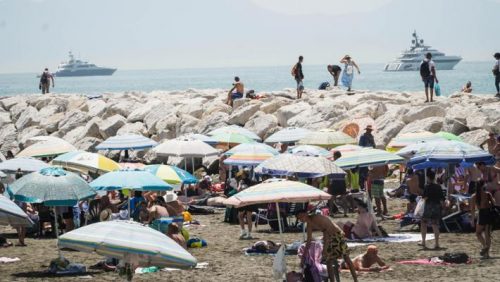 In gravi condizioni bagnino accoltellato da due minorenni per un lettino