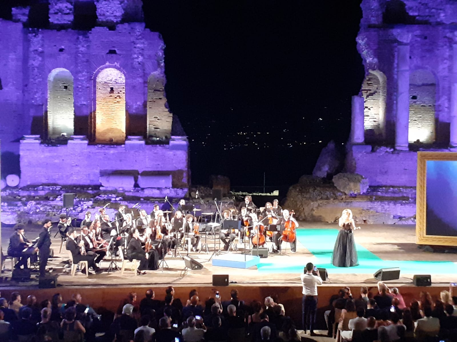 La Giovane Orchestra Sicula premiata a Taormina dal sindaco De Luca per il XVII Nations Awards al Teatro Antico