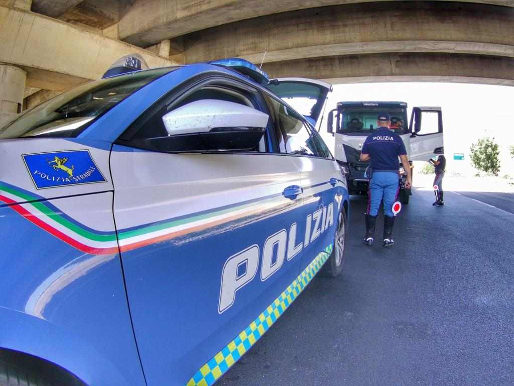 Contromano sulla SS 640: autista 50enne sorpreso dalla Polizia stradale in stato di ebbrezza dovuto a sostanze stupefacenti