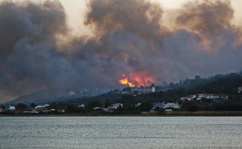 Grecia, incendi a Corfù: 17 villaggi evacuati