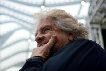 Beppe Grillo, il ritorno sul blog : “Politici? Come zombie nei palazzi”