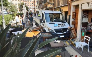 Furgone senza freno a mano e conducente piomba sui tavoli di un locale: 15 feriti