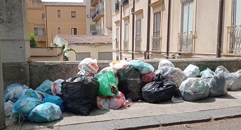 Caltanissetta, Dusty: “marciapiede di via Cavour trasformato in discarica abusiva”