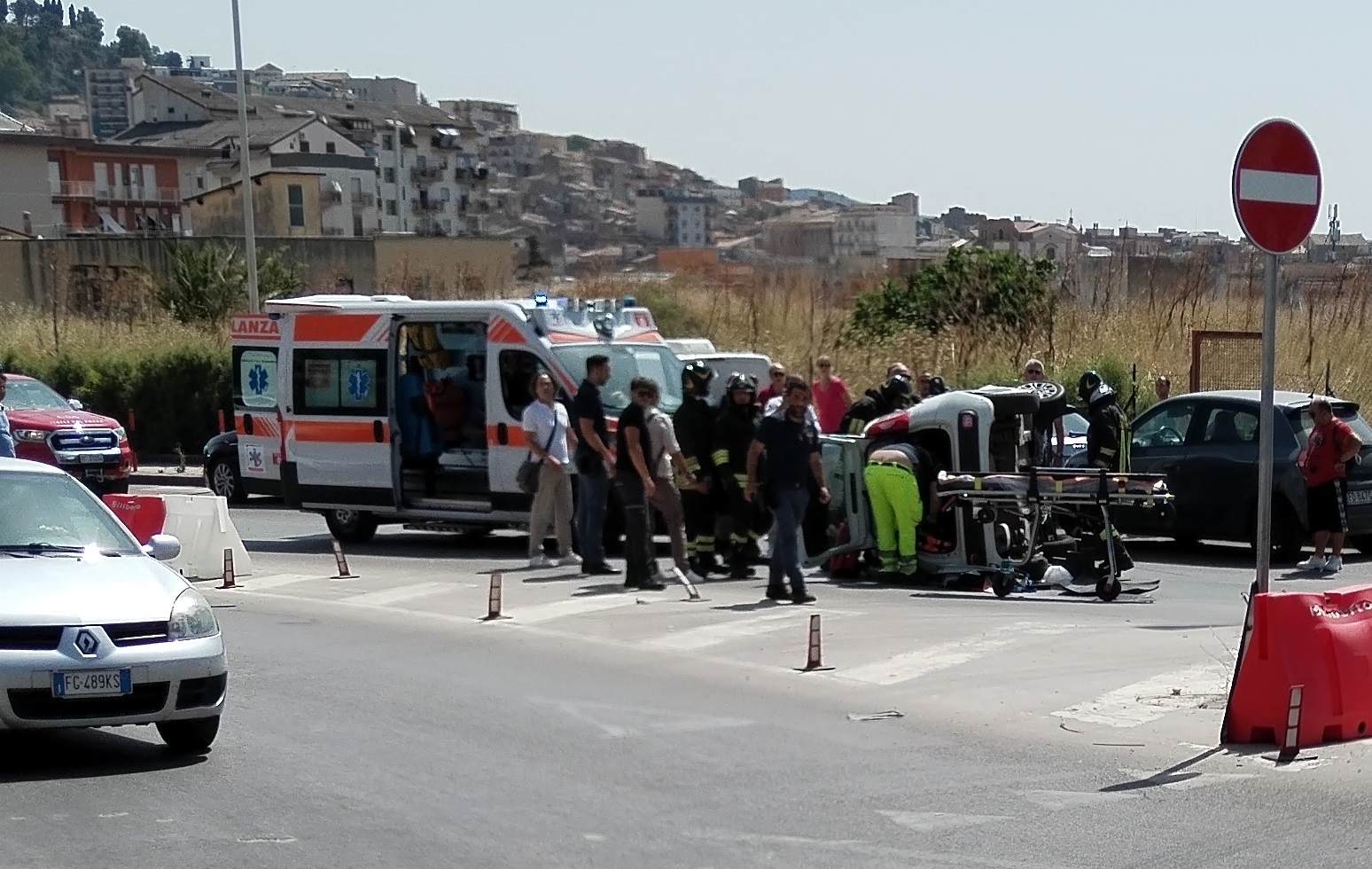 Caltanissetta, incidente in via Catania: un’auto si ribalta alla rotatoria