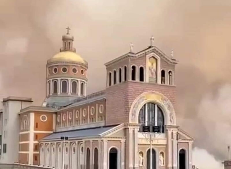 Fiamme vicino al santuario di Tindari