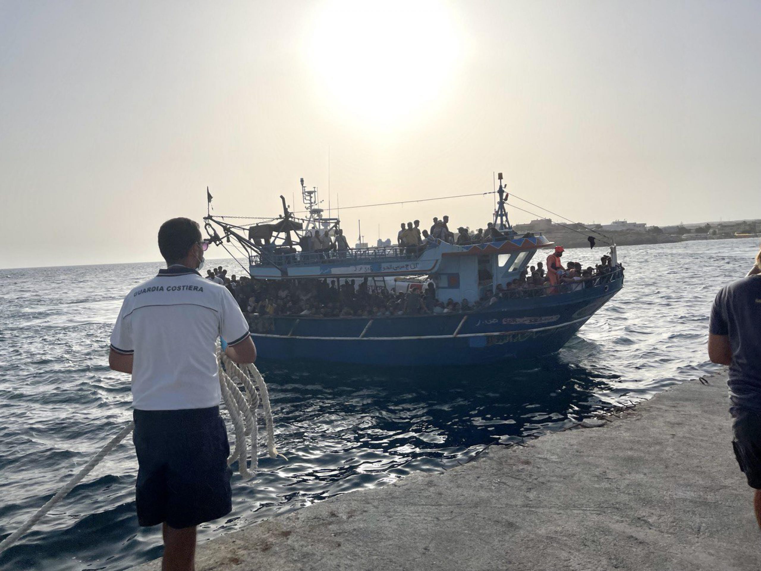Lampedusa: 30 minori non accompagnati tra i 92 migranti dell’hotspot