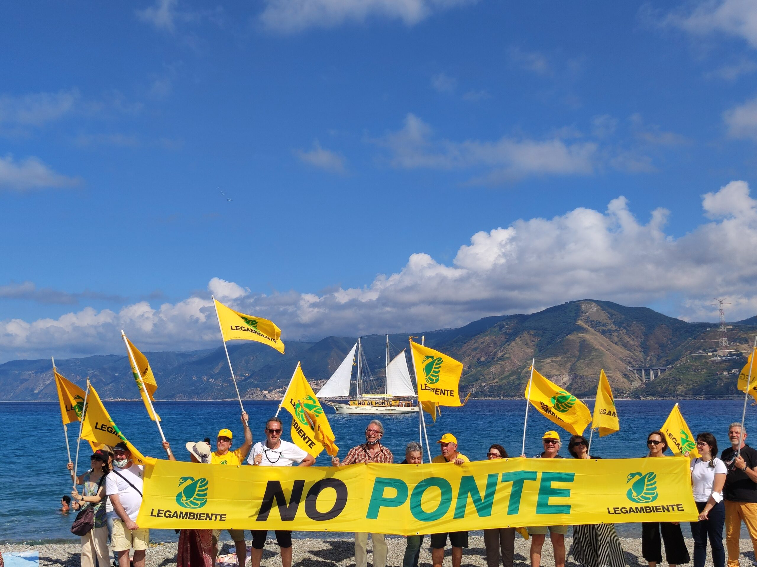 Sicilia, “No al ponte sullo stretto”. Goletta Verde oggi presenta “Il grande bluff”
