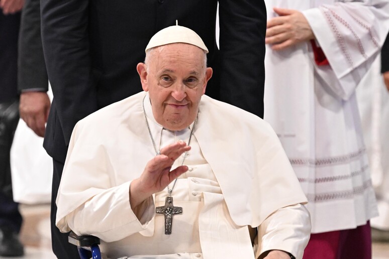 Il Papa a Verona, a bambini e ragazzi: “Siate segno di pace, nel mondo oggi tante guerre. Andate controcorrente”