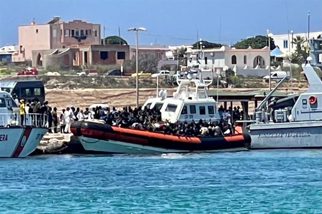 Sette approdi nella notte a Lampedusa con 350 migranti. Nell’hotspot si sfiorano le duemila presenze, nuovi trasferimenti