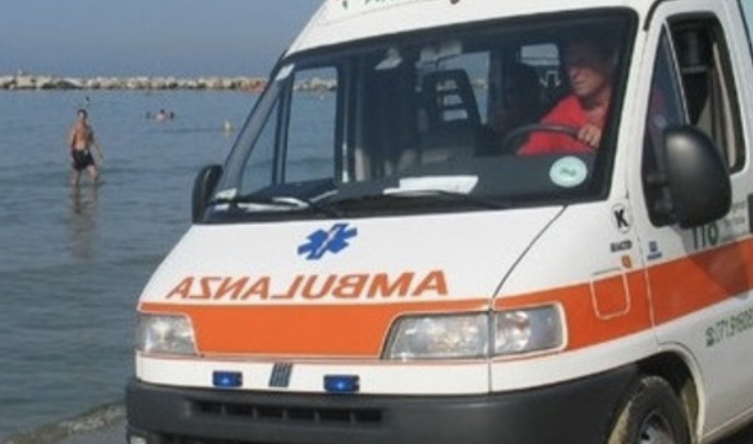 Due bambini di 6 e 7 anni rischiano di annegare: salvati dal pronto intervento dei bagnanti