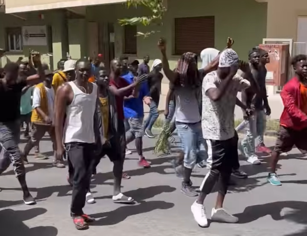 Caltanissetta, corteo di protesta dei migranti: chiedono migliori servizi, studiare l’italiano  e l’erogazione del pocket money