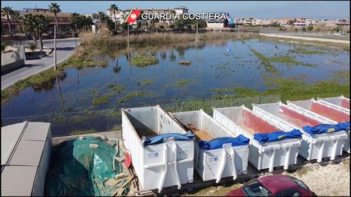 Scarico a suolo abusivo: Guardia Costiera sequestra a Gela terreno assieme ad attrezzature per lavaggio abusivo di veicoli pesanti