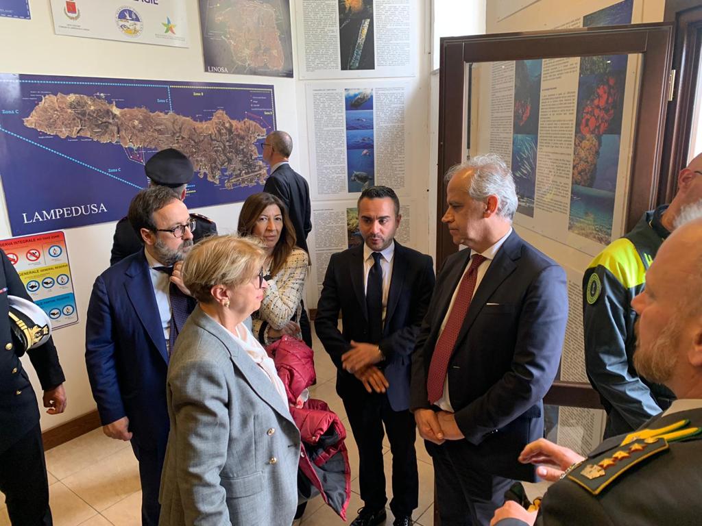 Piantedosi a Lampedusa con Johansson: si lavora per i rimpatri rapidi ma nel frattempo è rivolta nei Cpr