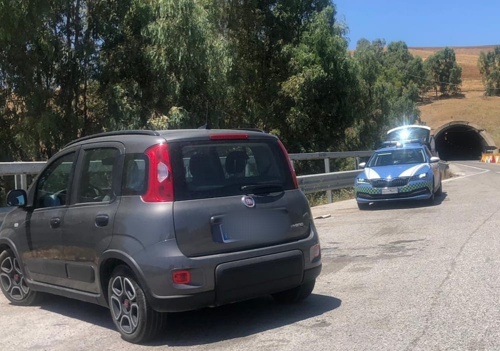 A19: turista guidava contromano in autostrada. Polizia la ferma ed evita un incidente