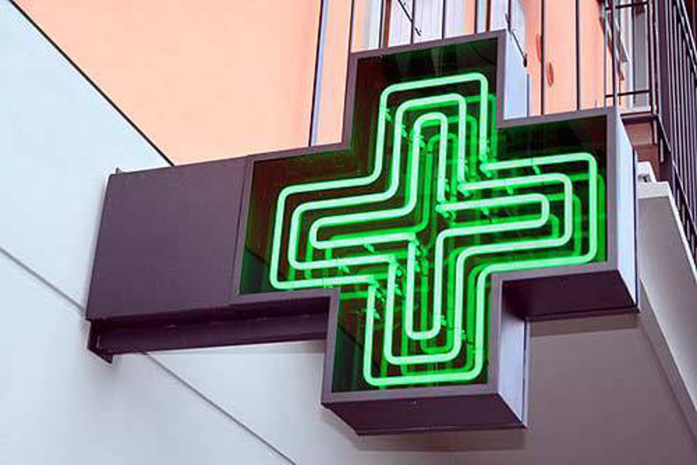 Rapina farmacia e si chiude in un bagno, arrestato