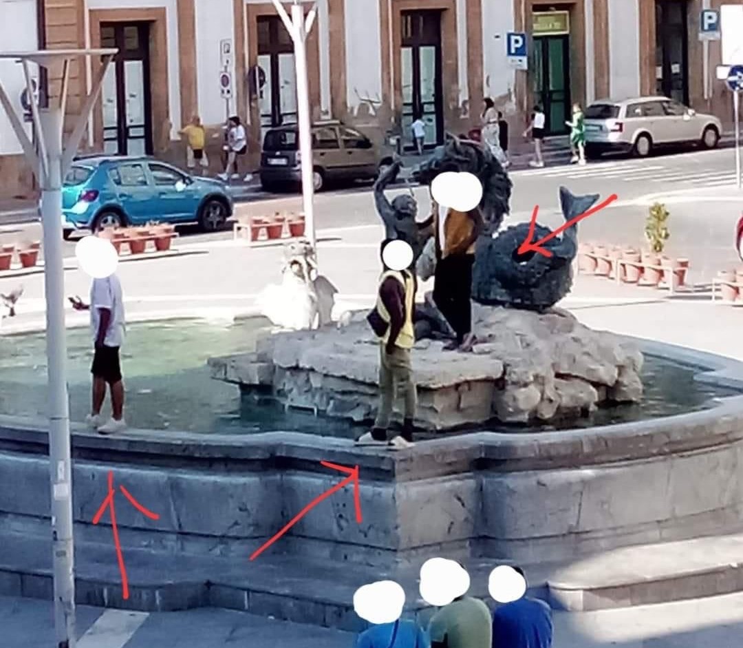 Caltanissetta. Tre persone arrampicate sulla fontana del Tritone in piazza Garibaldi. Il sindaco: “Questi atteggiamenti non possono essere tollerati”