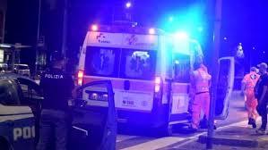 Anziano in carrozzina elettrica muore dopo essere stato travolto e trascinato da un tir