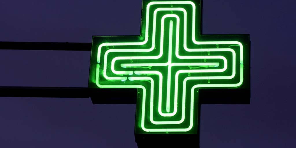 Italiani in farmacia per consigli su pelle, solari e trucco: il camice bianco fa la differenza