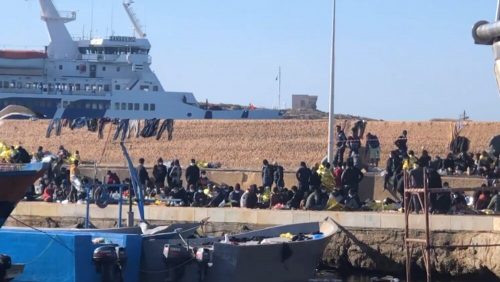 Migranti a Lampedusa: trasferiti in 750 ma l’hotspot è ancora al quadruplo della capienza