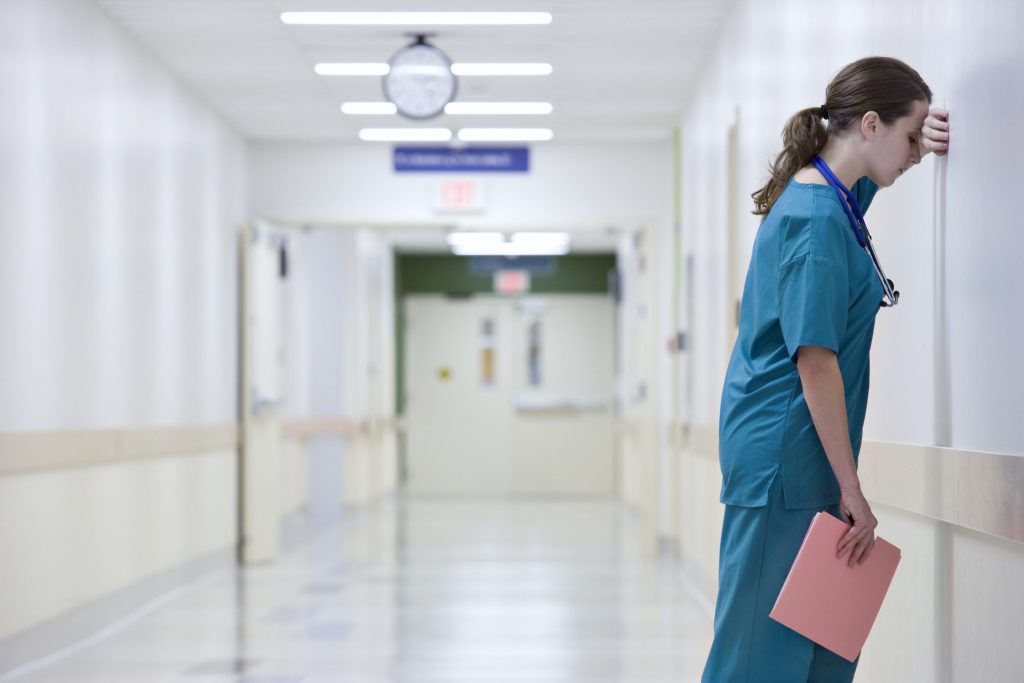 Italia, tenta di strangolare un’infermiera che la stava curando. Nursing: “Nessun sanitario è al sicuro”