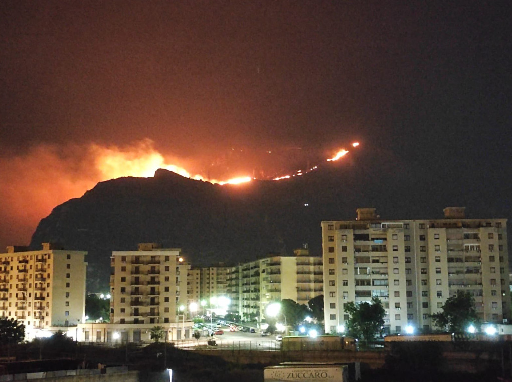 Situazione critica nel palermitano, incendio vicino ospedale Cervello. Evacuate 1550 persone