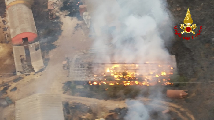 Incendi: 3 morti, 2000 sfollati. Musumeci si appella a Bruxelles e brucia anche Pergusa