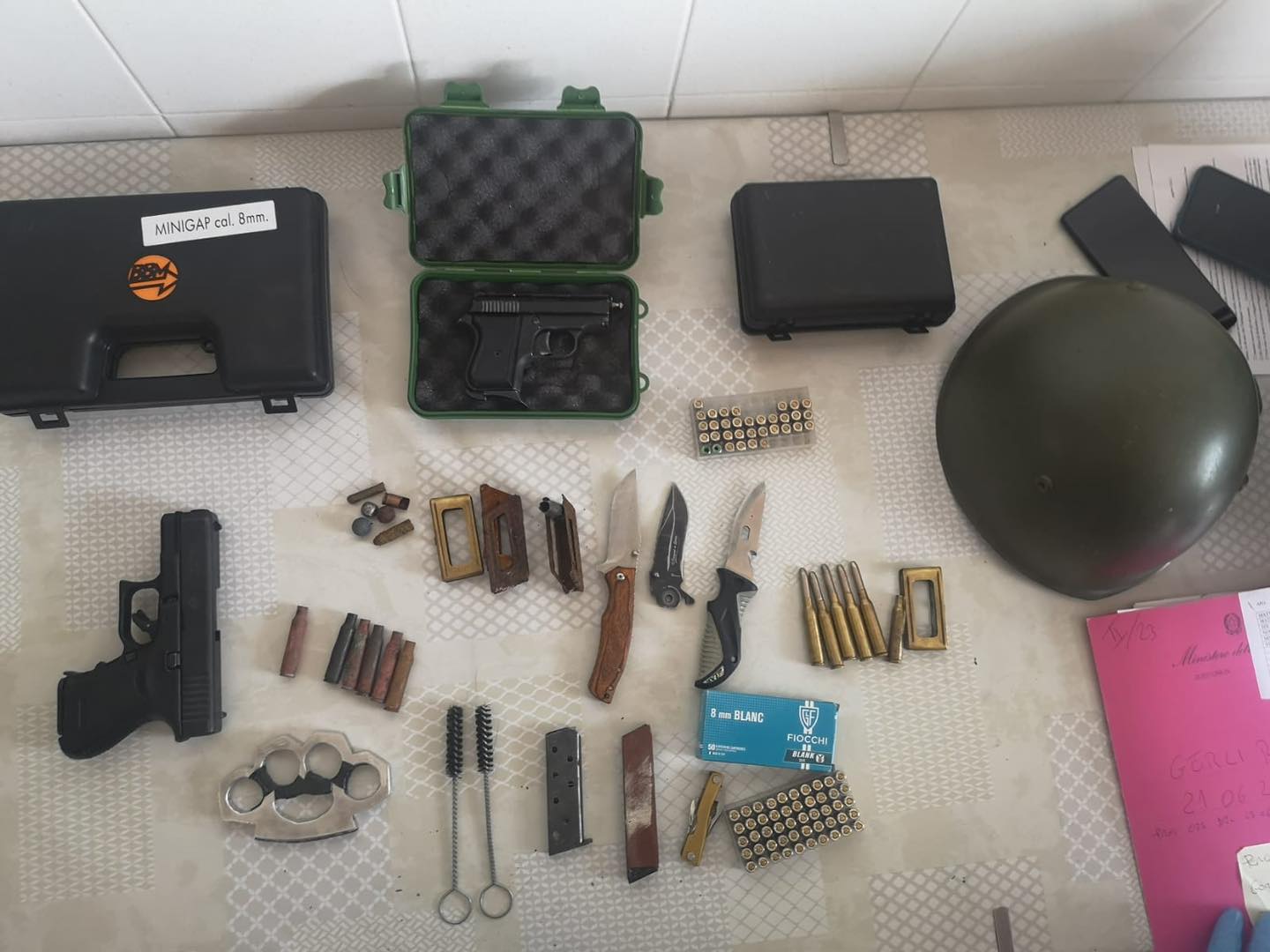 Sperimentavano miscele esplosive acquistando su Internet sostanze chimiche i cui effetti documentavano con video e foto sui social