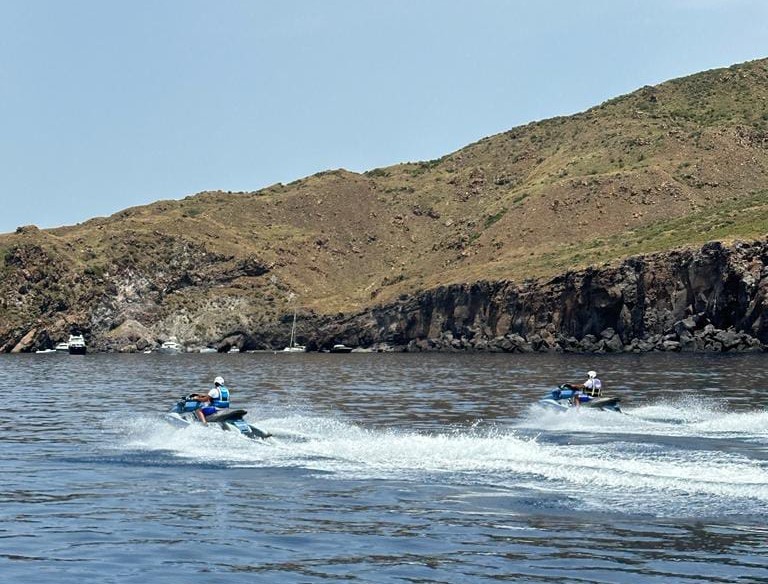Estate Sicura. Acquascooter della Polizia di Stato pattugliano i litorali di Taormina e delle Isole Eolie