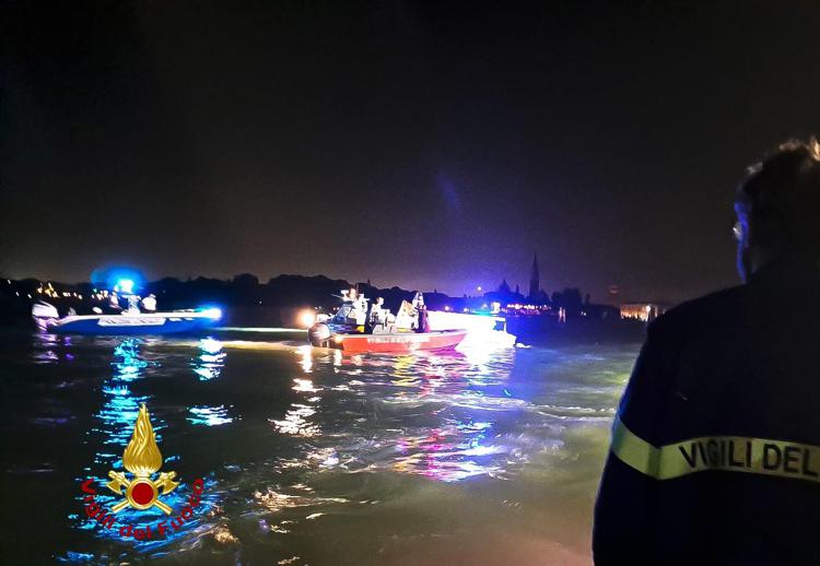A Venezia la Festa del Redentore si tramuta in tragedia: barchino urta un palo in legno e 28enne, sbalzato in acqua, annega