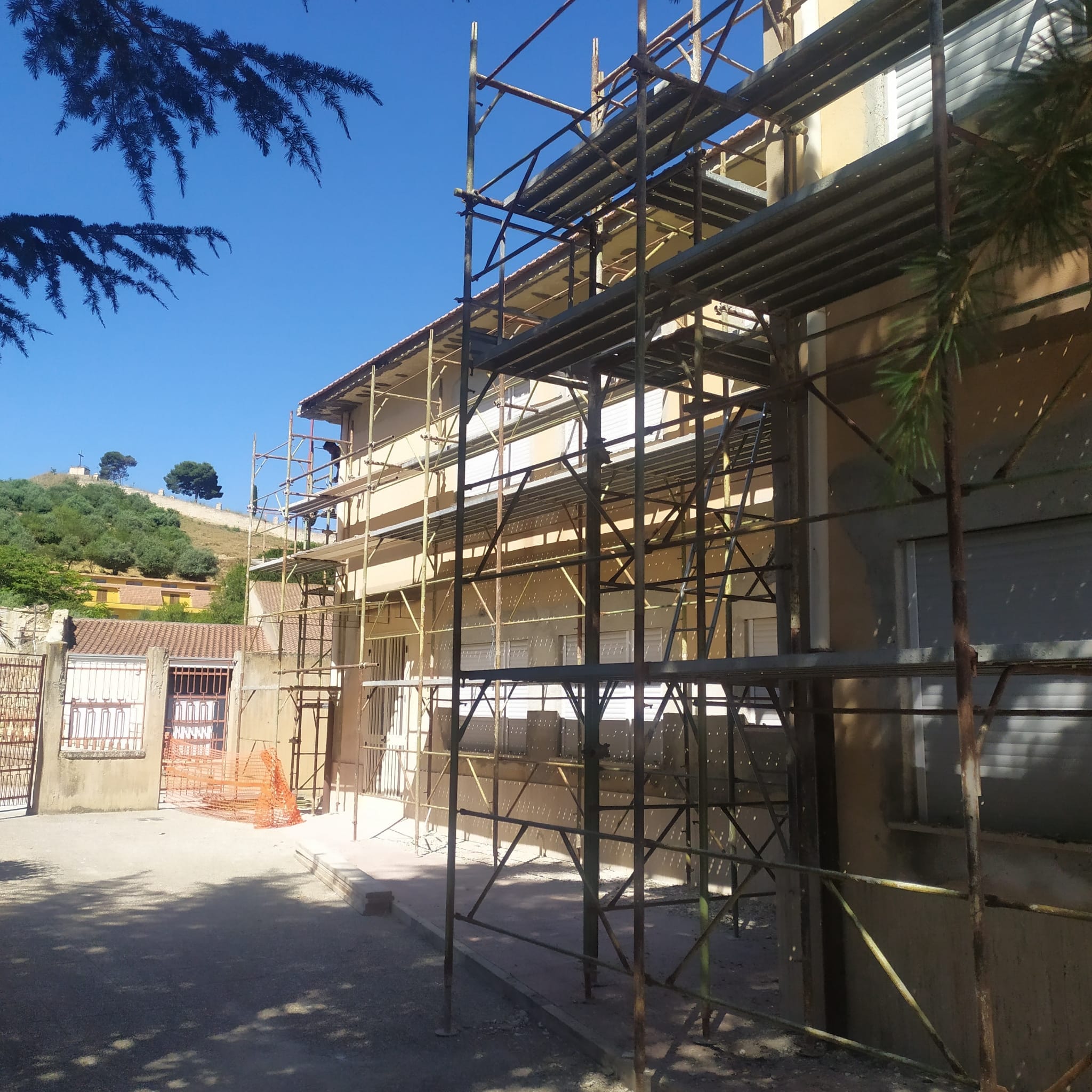 Villalba. Sono iniziati i lavori per il rifacimento dei cornicioni della scuola