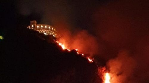 Incendio su Monte Pellegrino, “un razzo lanciato dalle falde”. Direttore riserva, “non si è trattato di un errore”