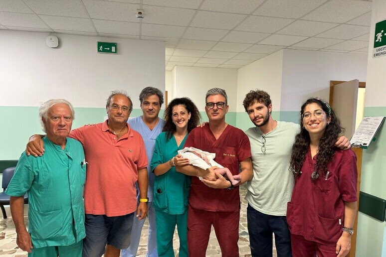 Migrante sbarca a Lampedusa e partorisce al poliambulatorio il piccolo Elì