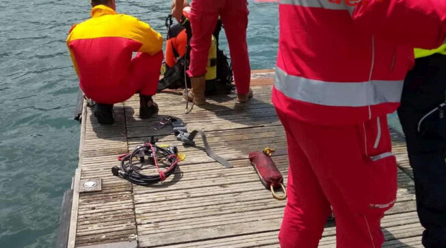 Trentaduenne scivola da un gonfiabile e annega: tragedia nelle acque del lago