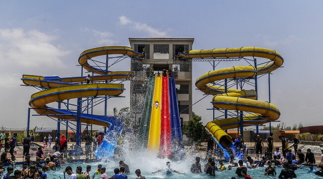 Travolto da una struttura gonfiabile in un parco acquatico: morto papà 35enne, grave il figlio di 3 anni