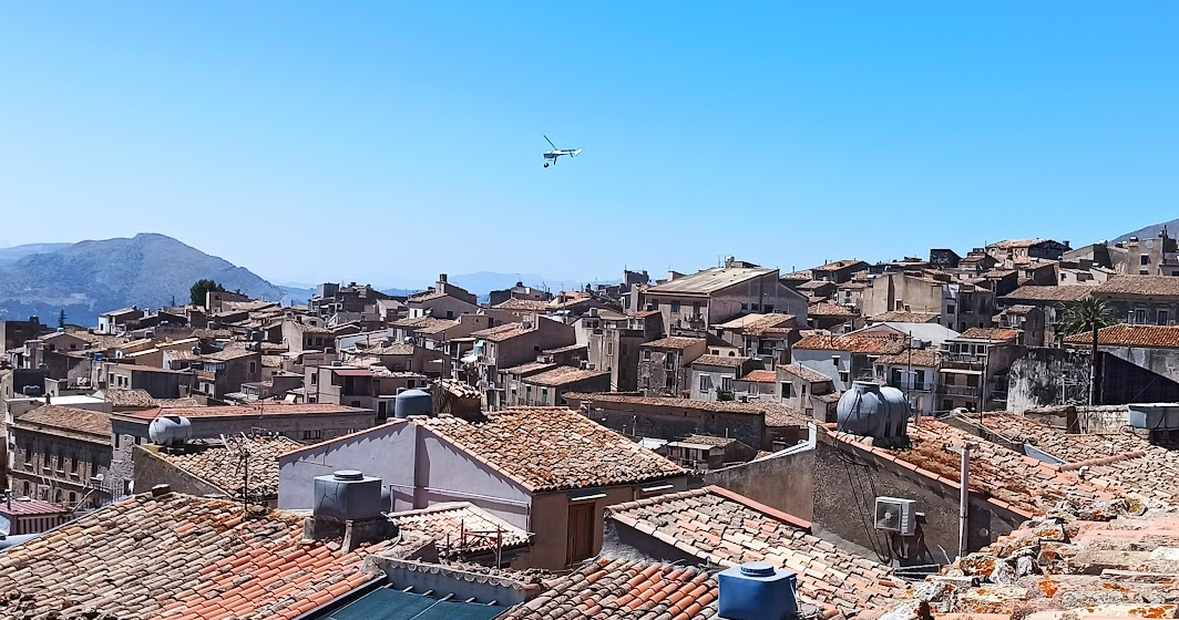 Sicilia. Incendio sul costone roccioso a Polizzi Generosa. Pronto intervento dei mezzi aerei e da terra