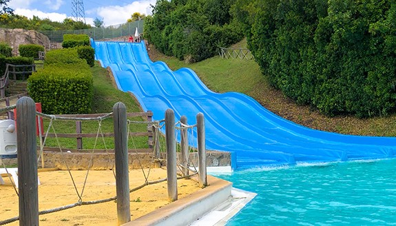 In un parco acquatico il padre si scontra con la figlia di 9 anni che rischia di rimanere paralizzata