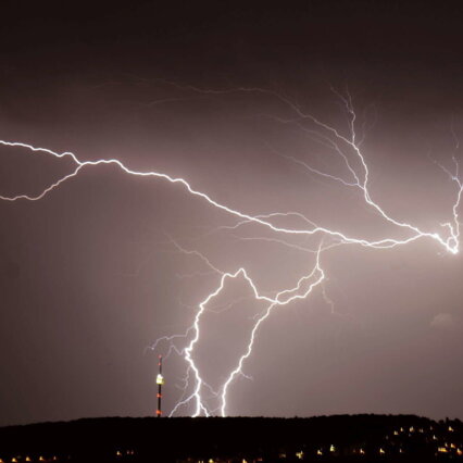 Colpito da un fulmine mentre stava iniziando ad allenarsi in campo: 12enne calciatore ricoverato in gravi condizioni