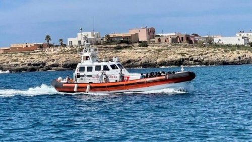 Migranti: naufragio davanti Lampedusa, recuperato cadavere donna