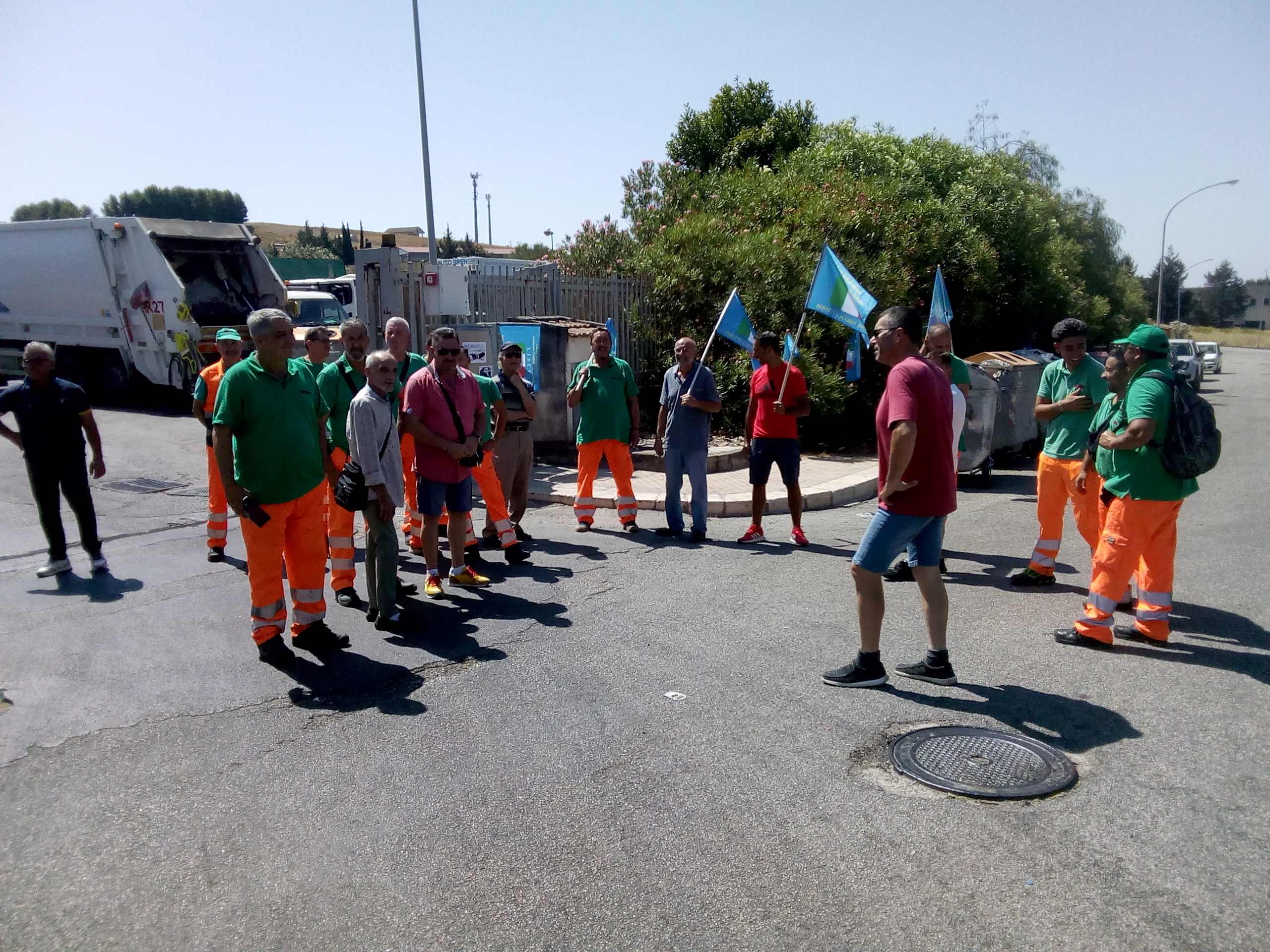 Caltanissetta. Partecipato il sit in degli operatori ecologici contro l’uso del braccialetto elettronico