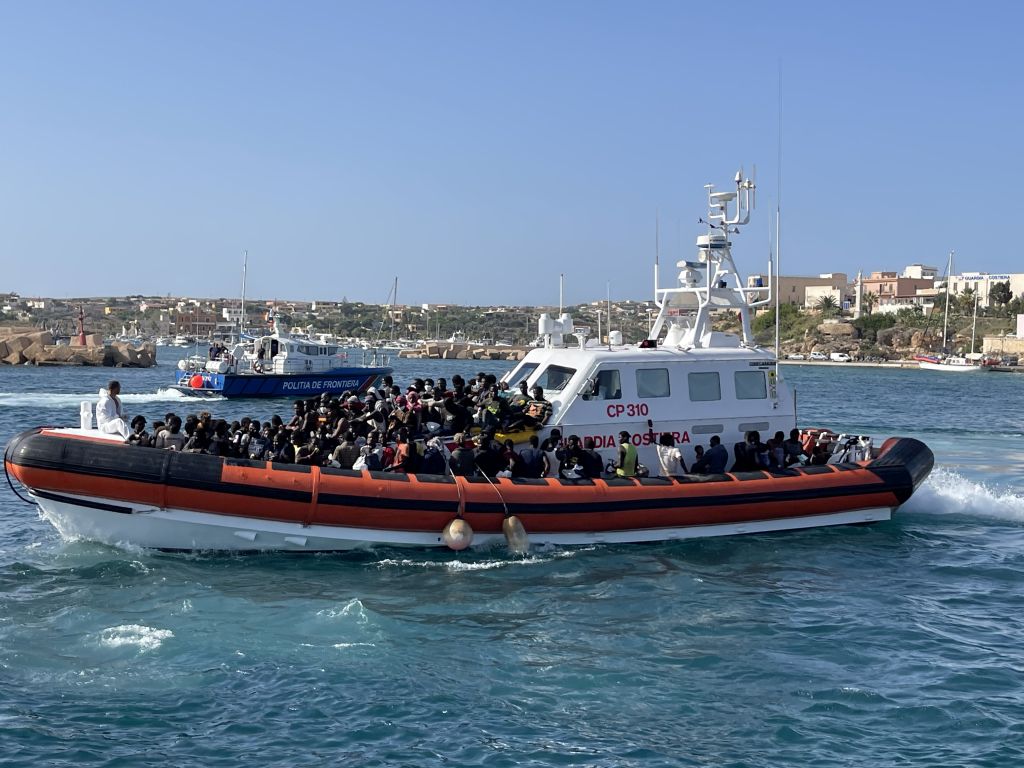 A Lampedusa sbarchi senza sosta, donna incinta perde bimbo
