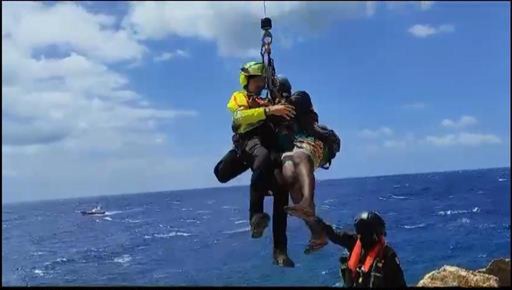 Lampedusa, salvataggio dell’aeronautica militare: anche 2 donne incinte tra i migranti recuperati