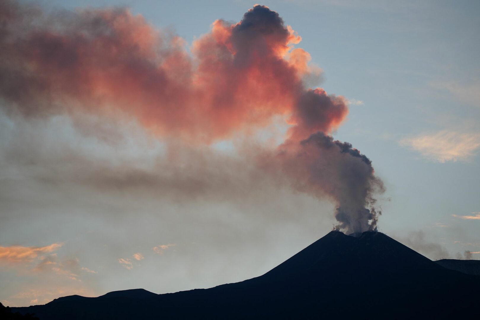 Etna, l’aeroporto di Catania chiuso fino alle 6 di domani per la cenere vulcanica