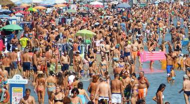 Ferragosto: in Sicilia spiagge piene e città vuote