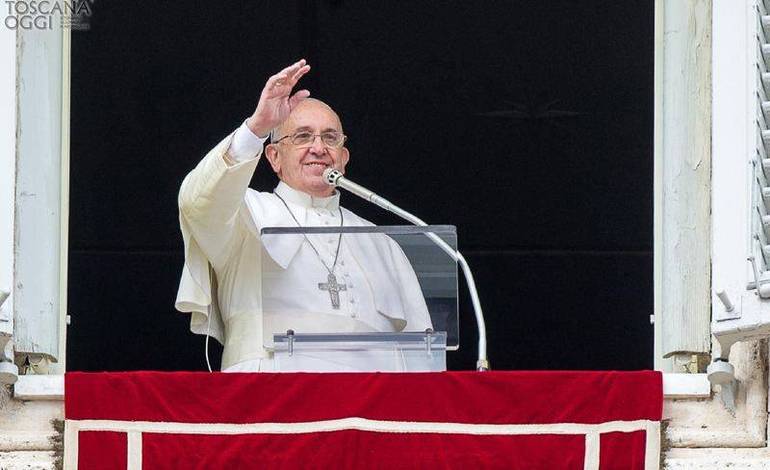 Papa Francesco: aiutare gli altri per essere felici non è tempo perso