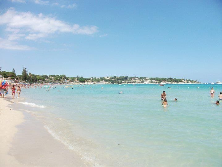 Sicilia. Turista accusa malore in spiaggia e muore sotto lo sguardo della moglie