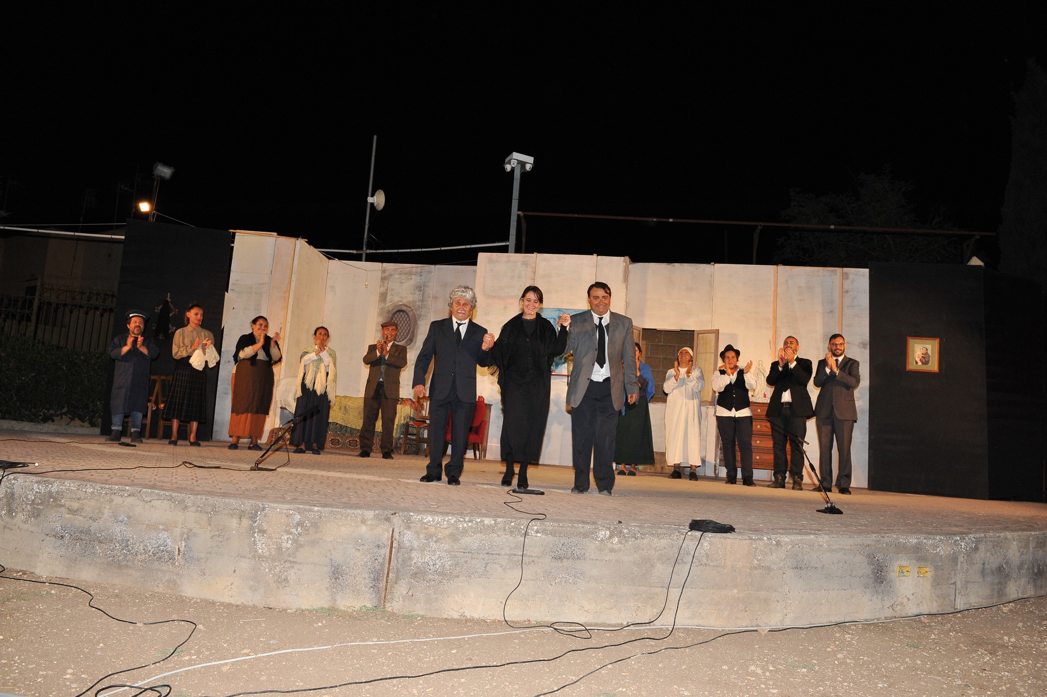 Riesi. Al parco urbano applausi per gli attori dell’Associazione “Angelo Musco” per la commedia “Cu siti, chi vuliti, li purtastivu li sordi?”