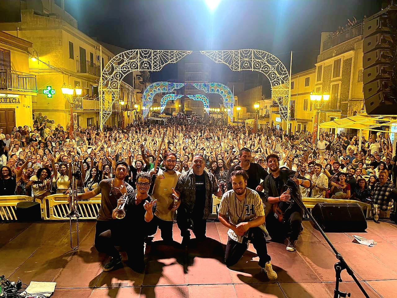 Santa Caterina. Grandissimo successo per Roy Paci e Aretuska in piazza Garibaldi al Villahermosa Festival